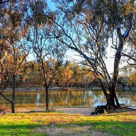Deniliquin Riverside Caravan Park Buitenkant foto