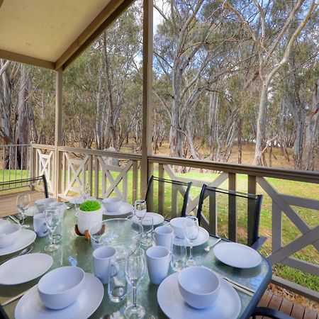 Deniliquin Riverside Caravan Park Buitenkant foto