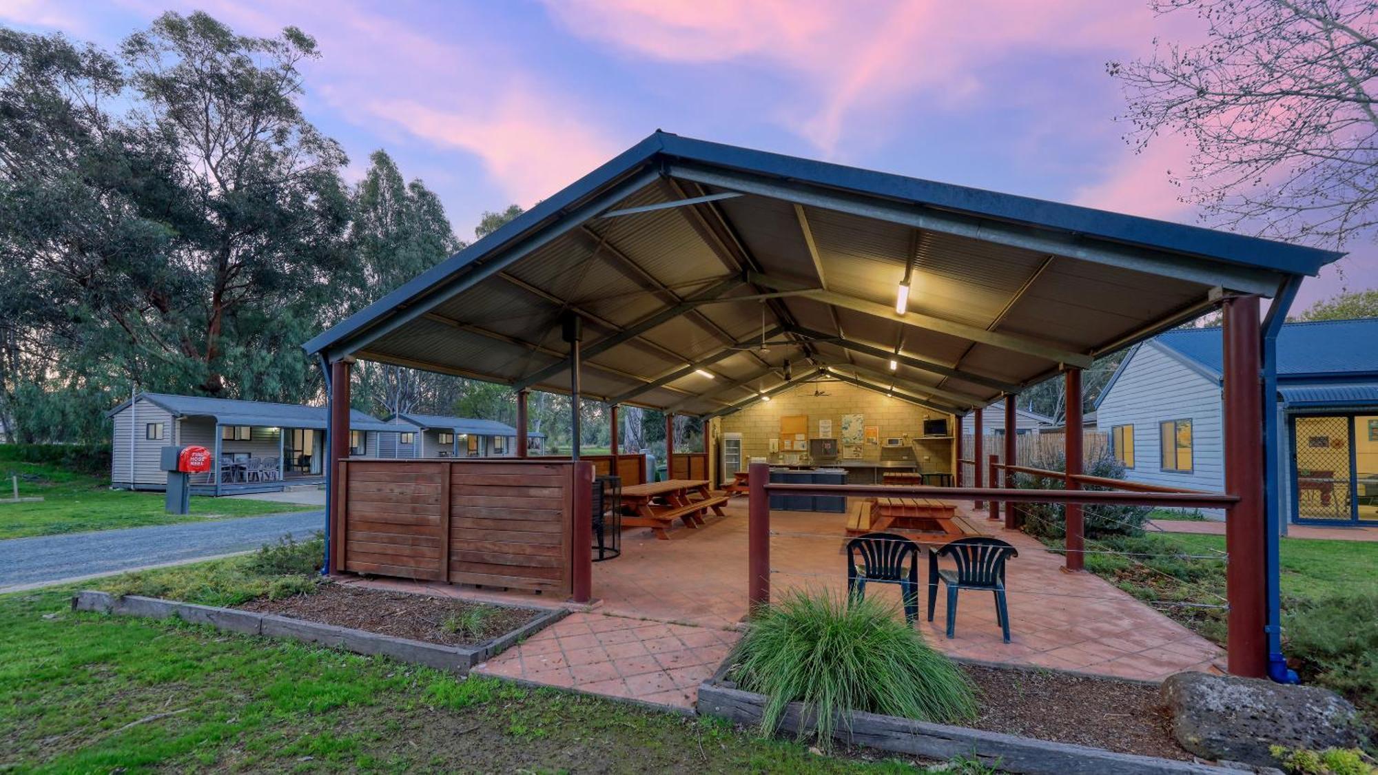 Deniliquin Riverside Caravan Park Buitenkant foto