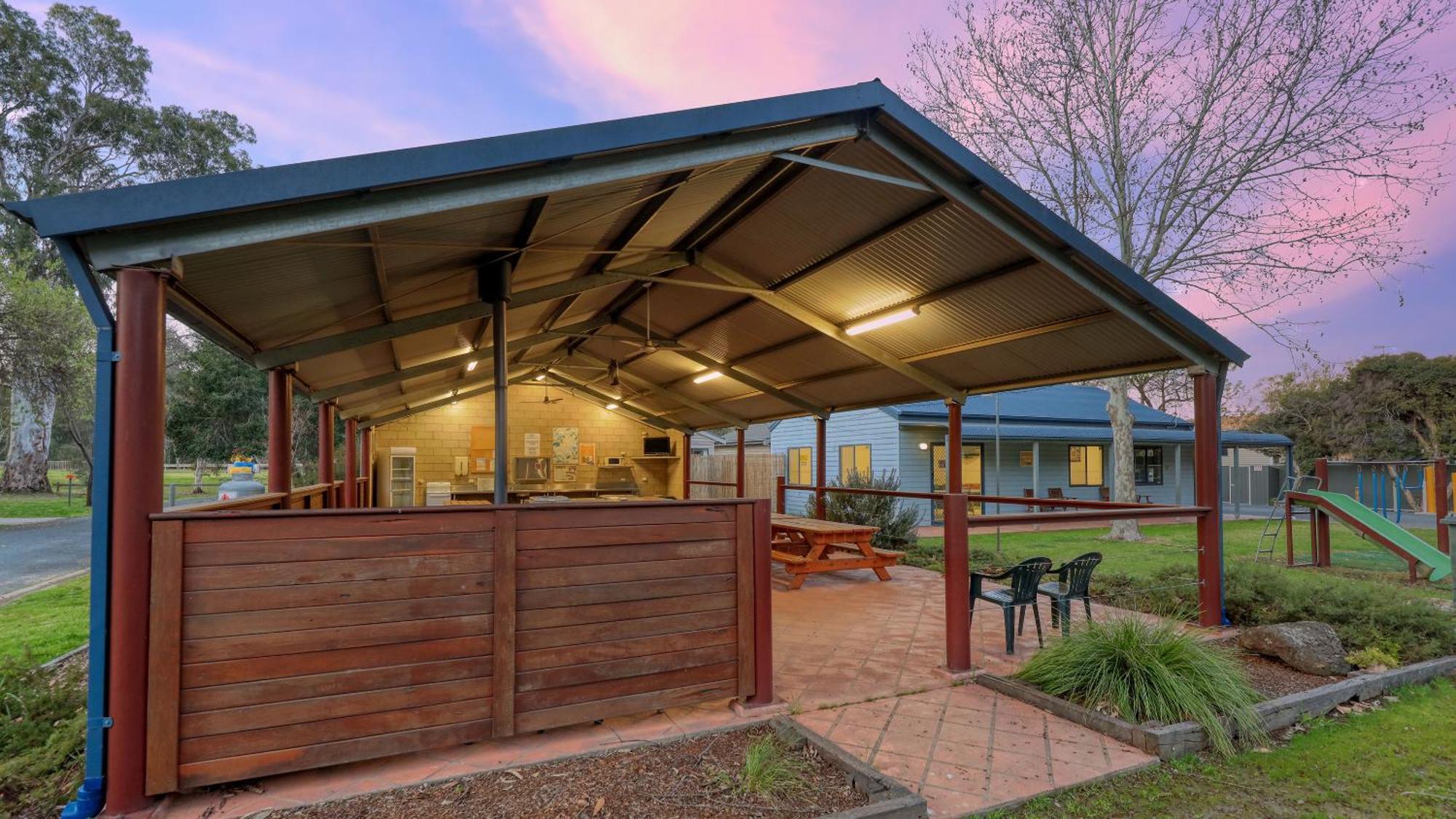 Deniliquin Riverside Caravan Park Buitenkant foto