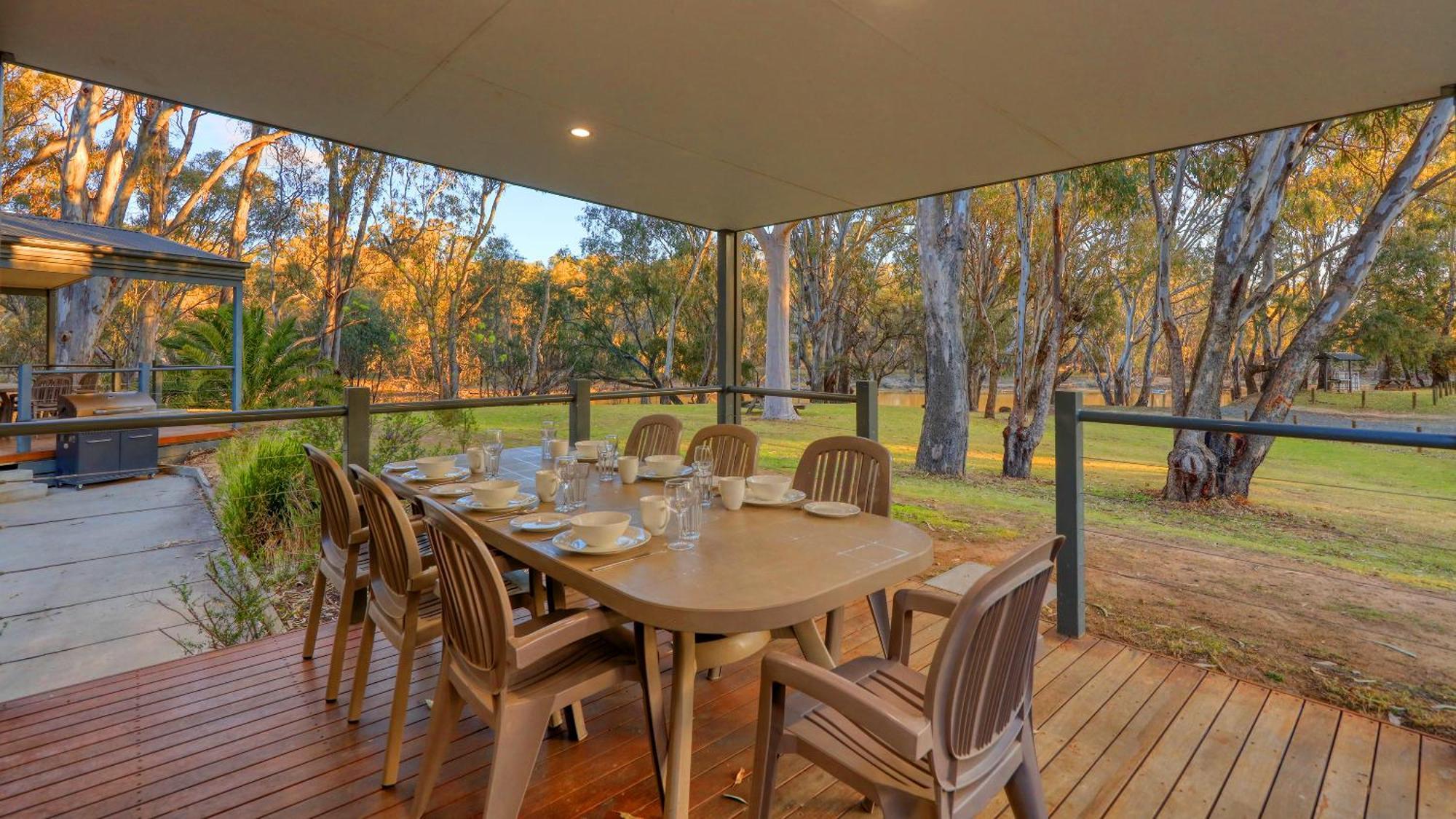 Deniliquin Riverside Caravan Park Buitenkant foto