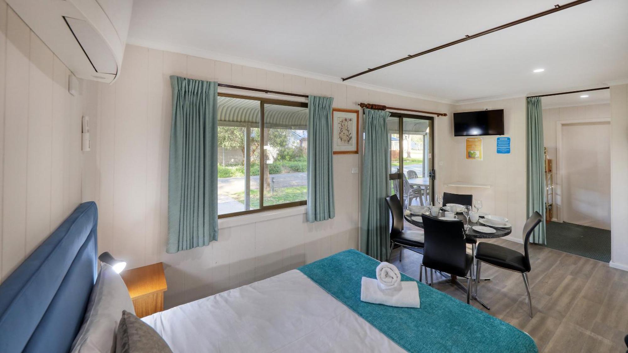 Deniliquin Riverside Caravan Park Buitenkant foto
