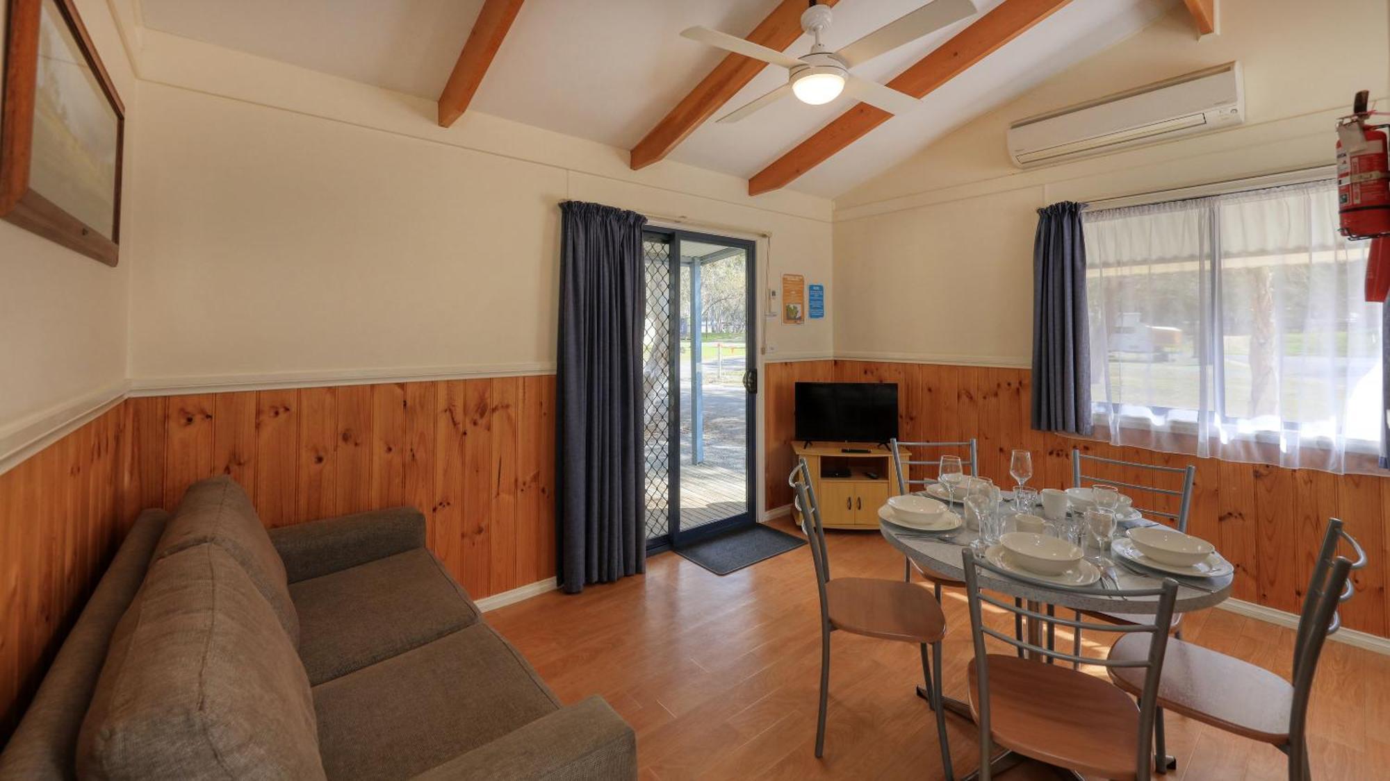 Deniliquin Riverside Caravan Park Buitenkant foto