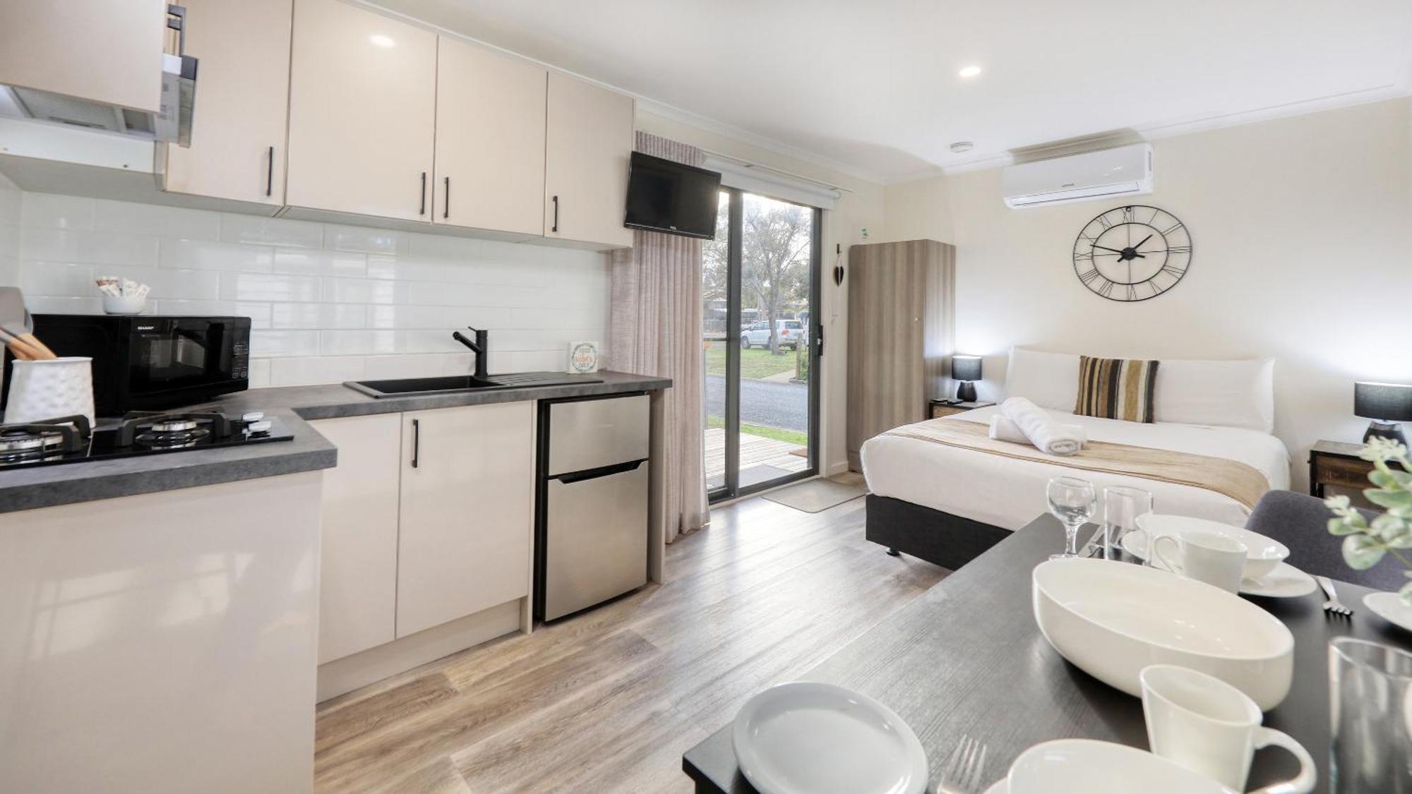 Deniliquin Riverside Caravan Park Buitenkant foto