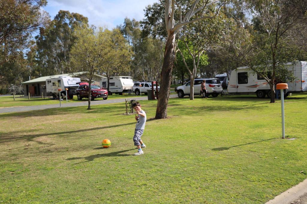 Deniliquin Riverside Caravan Park Buitenkant foto