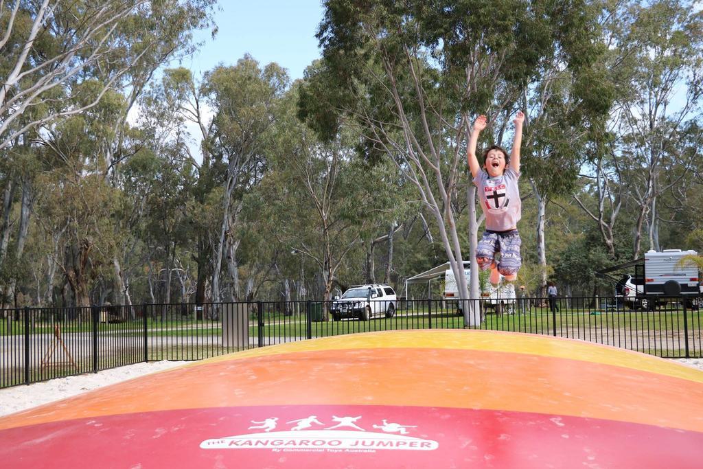 Deniliquin Riverside Caravan Park Buitenkant foto